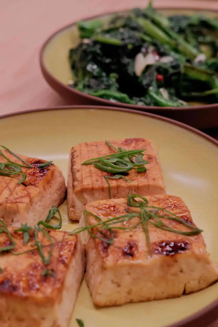 Piatto vegetale con tofu e verdure, cucina di Valle Benedetta