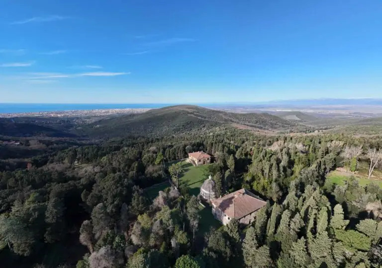 Vista aerea di Villa Sambuca, Valle Benedetta Retreat Center, immersa nel bosco con vista sulla costa