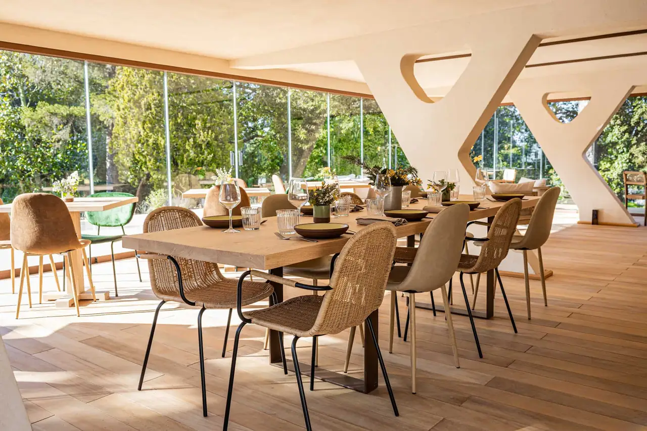 Sala da pranzo del Ristoro con vista sul bosco