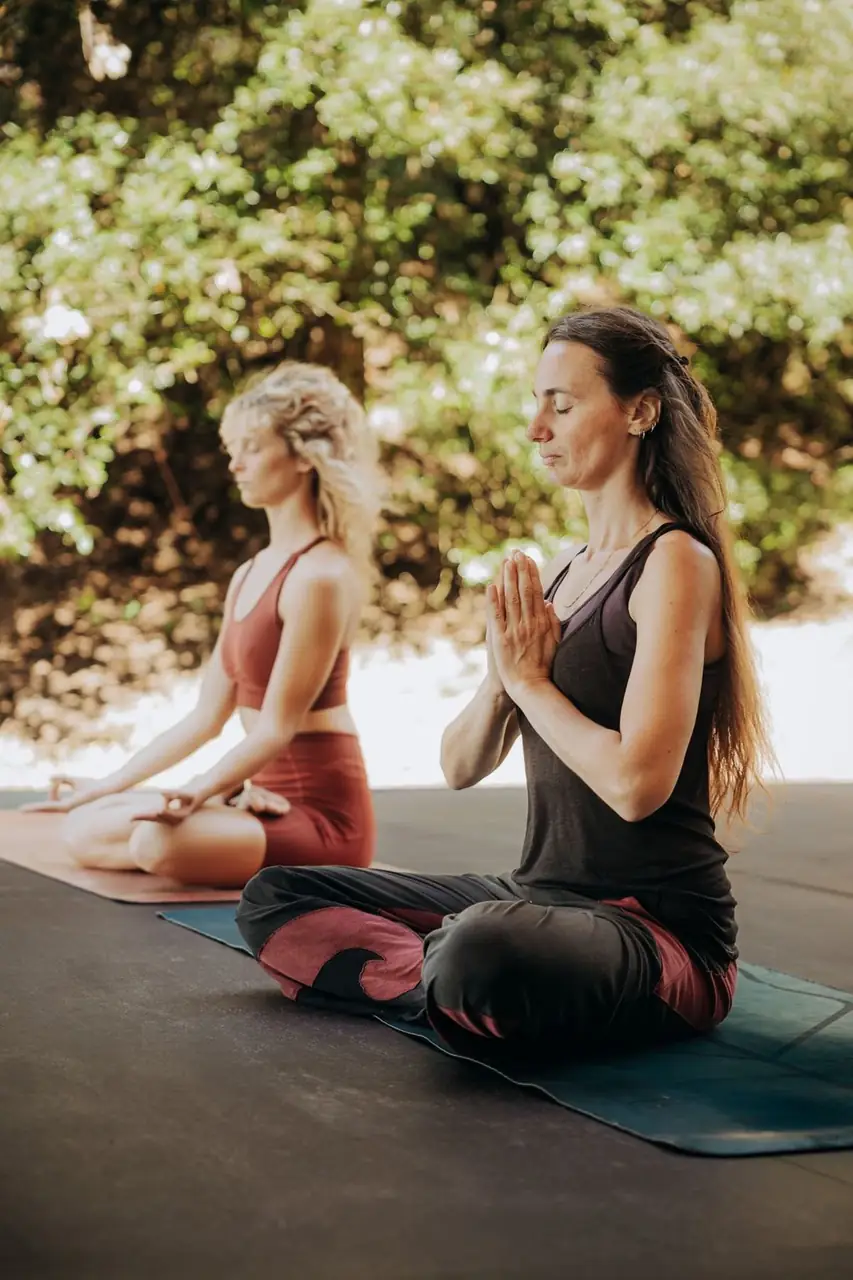 Sessione di meditazione all'aperto nel bosco di Valle Benedetta
