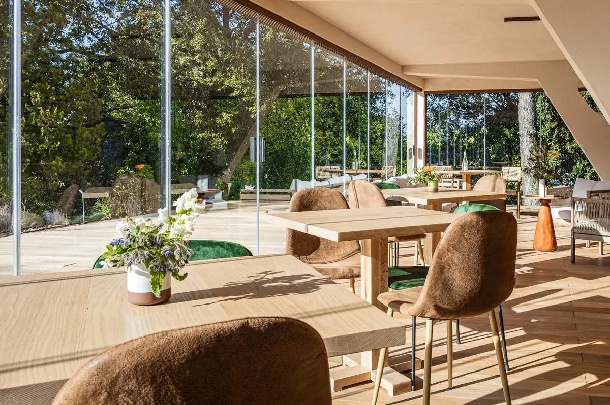 Sala da pranzo con grandi vetrate sul verde, Villa Sambuca